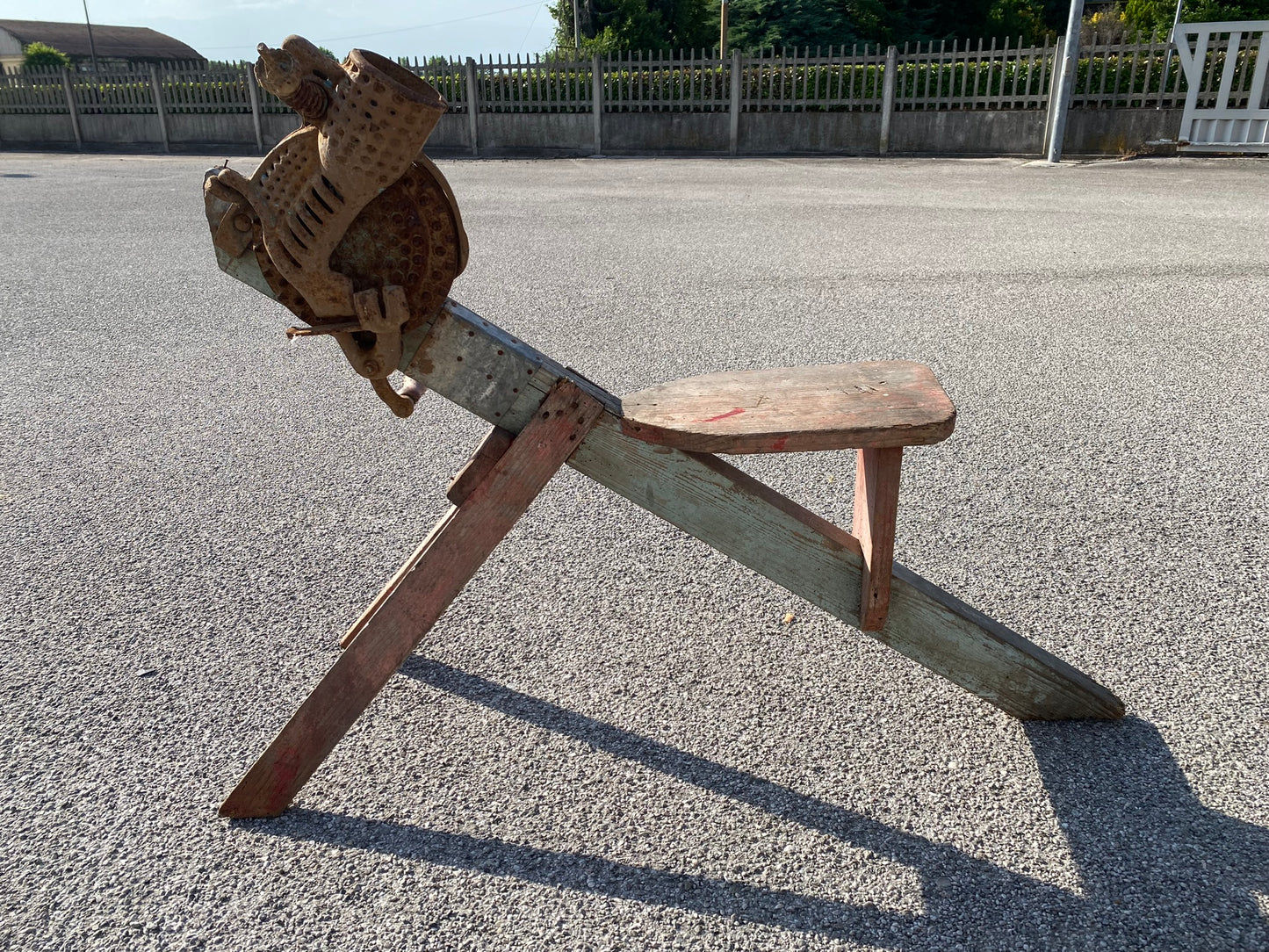Antico sgranapannocchie in legno