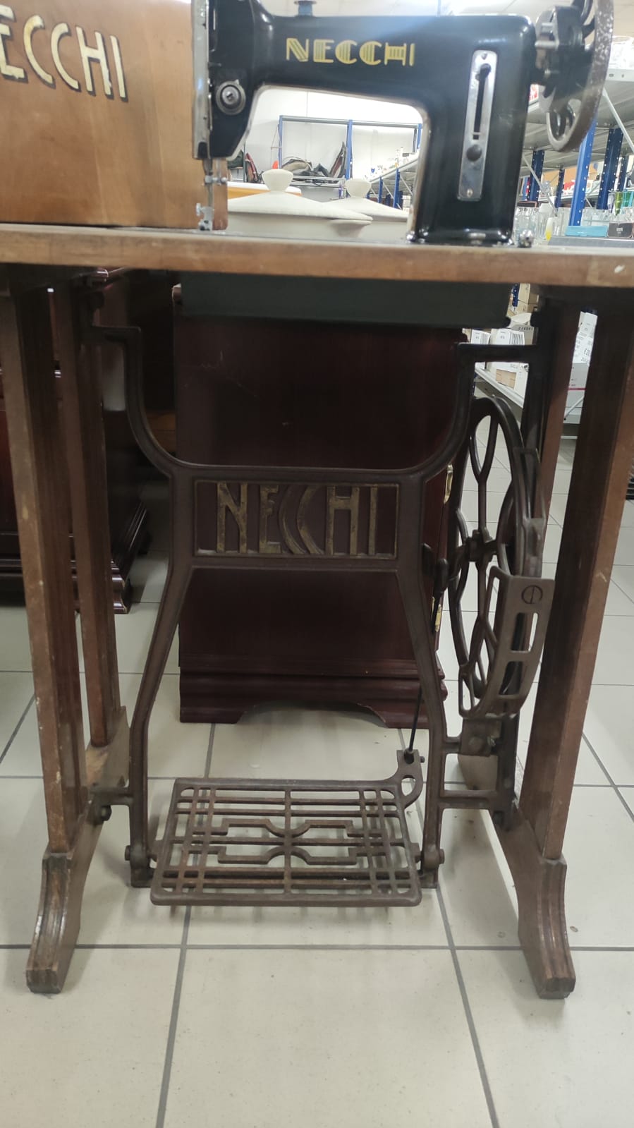 Macchina da cucire a pedale Necchi