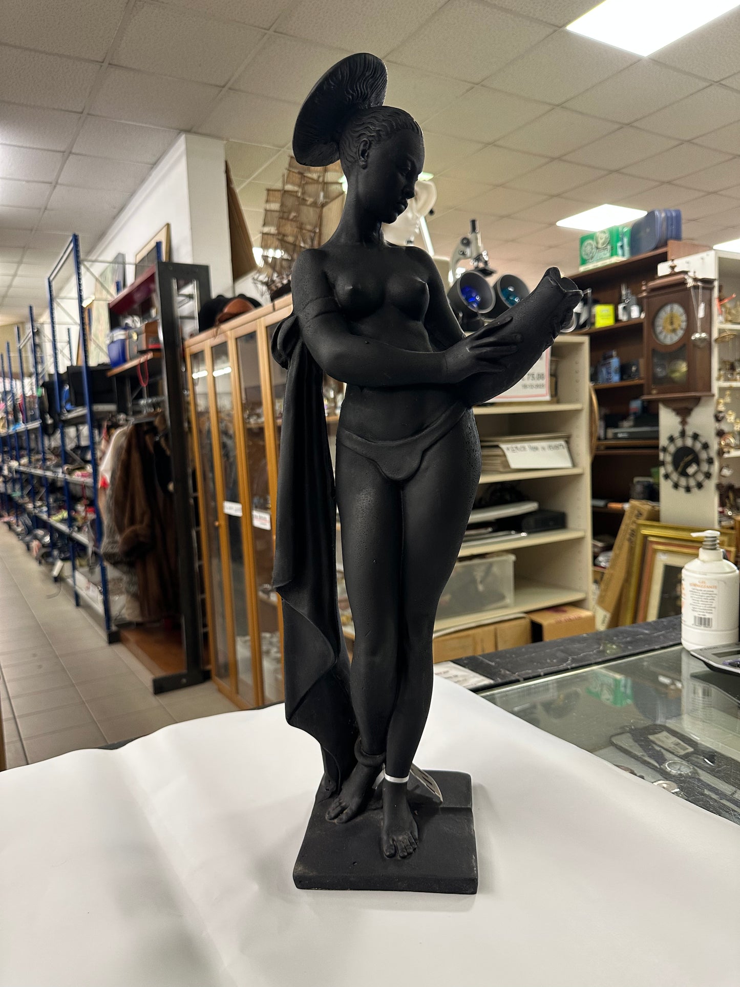 Statua di una venere africana in terracotta