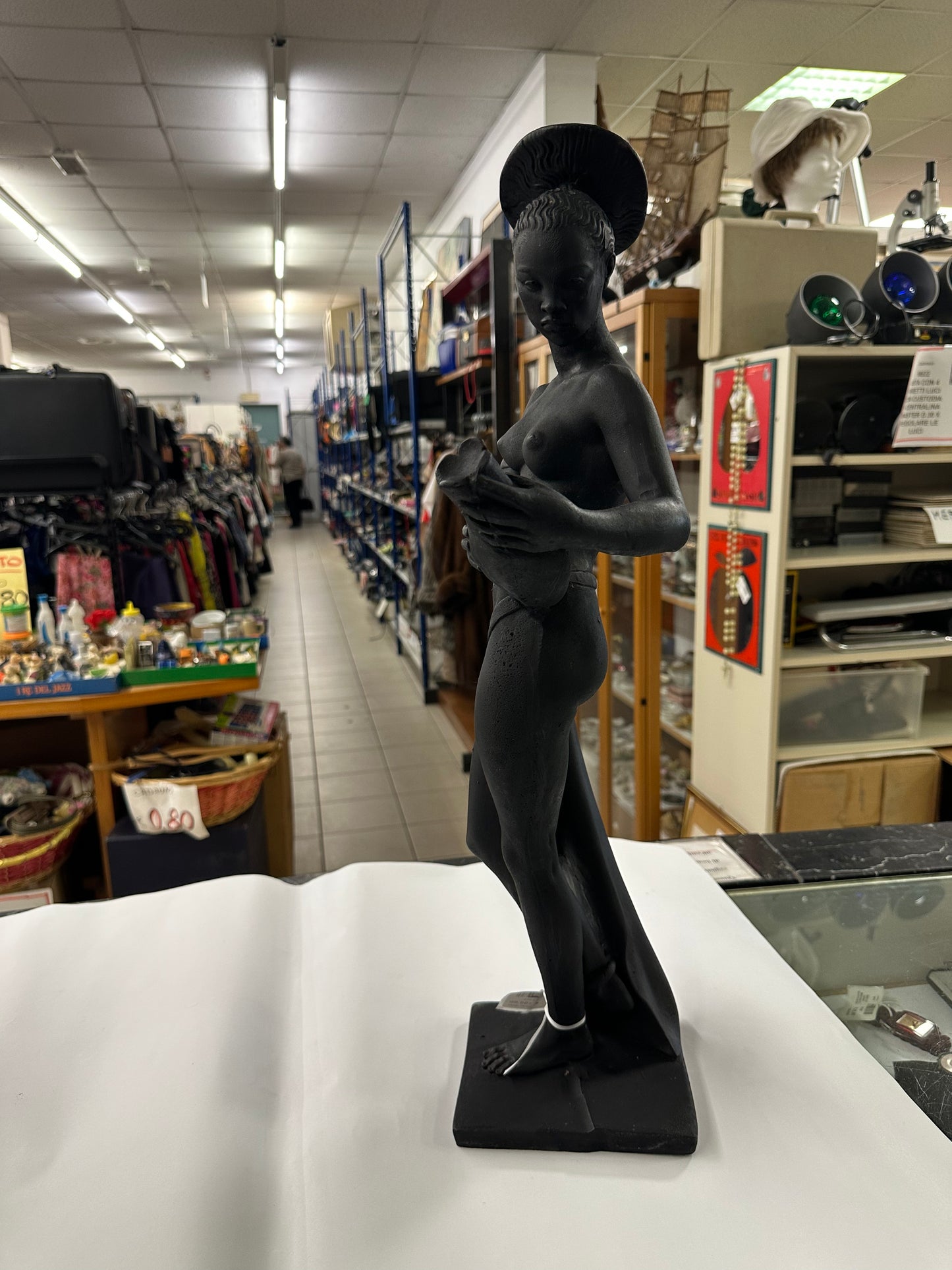 Statua di una venere africana in terracotta