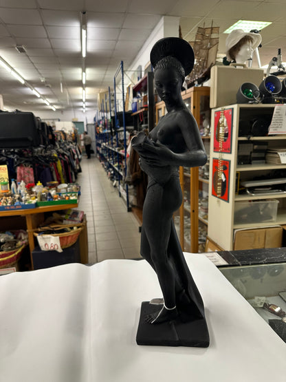 Statua di una venere africana in terracotta