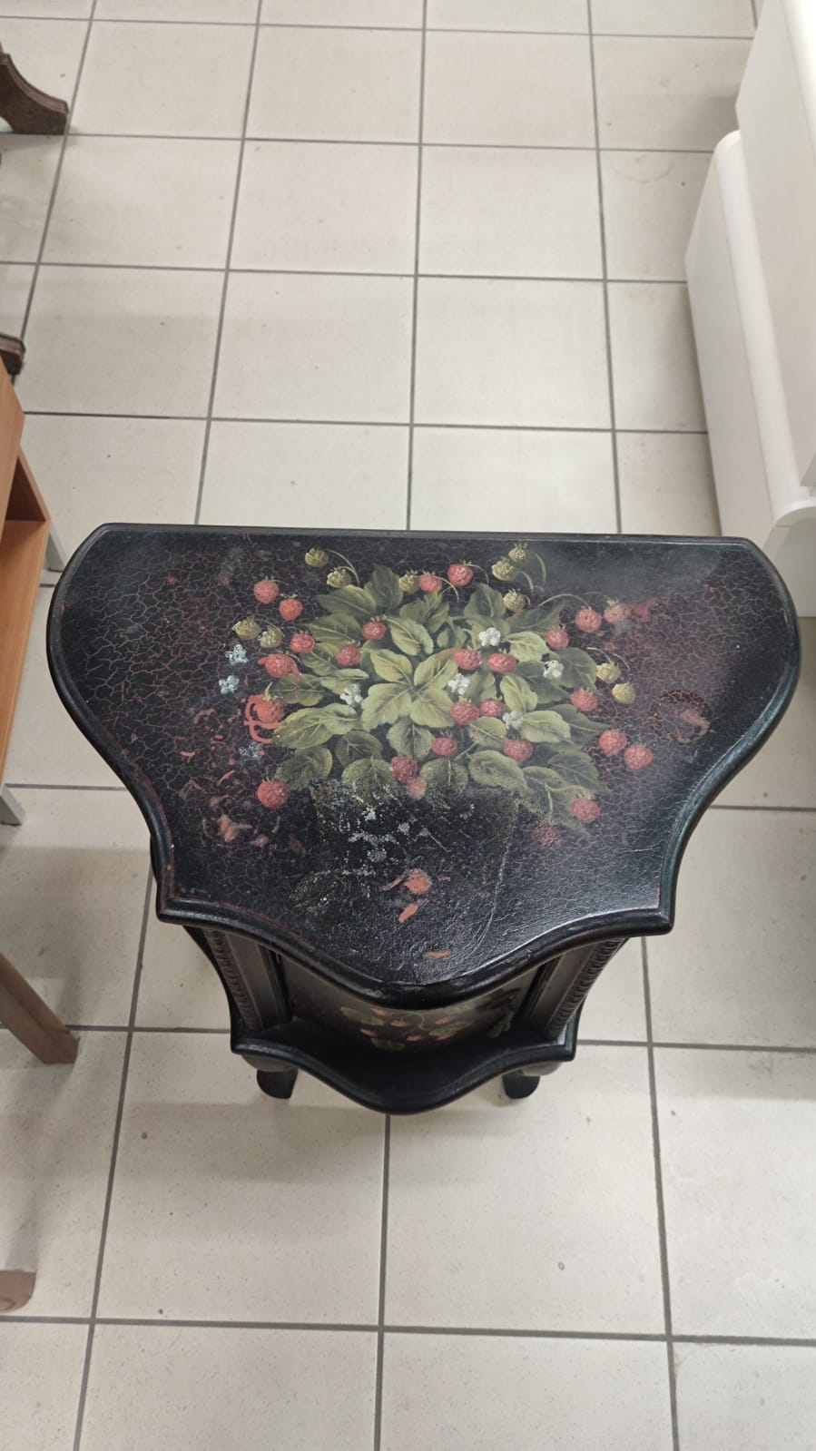 Coppia di comodini vintage con fantasie floreali