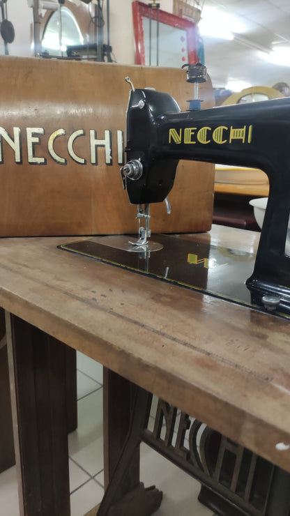 Macchina da cucire a pedale Necchi